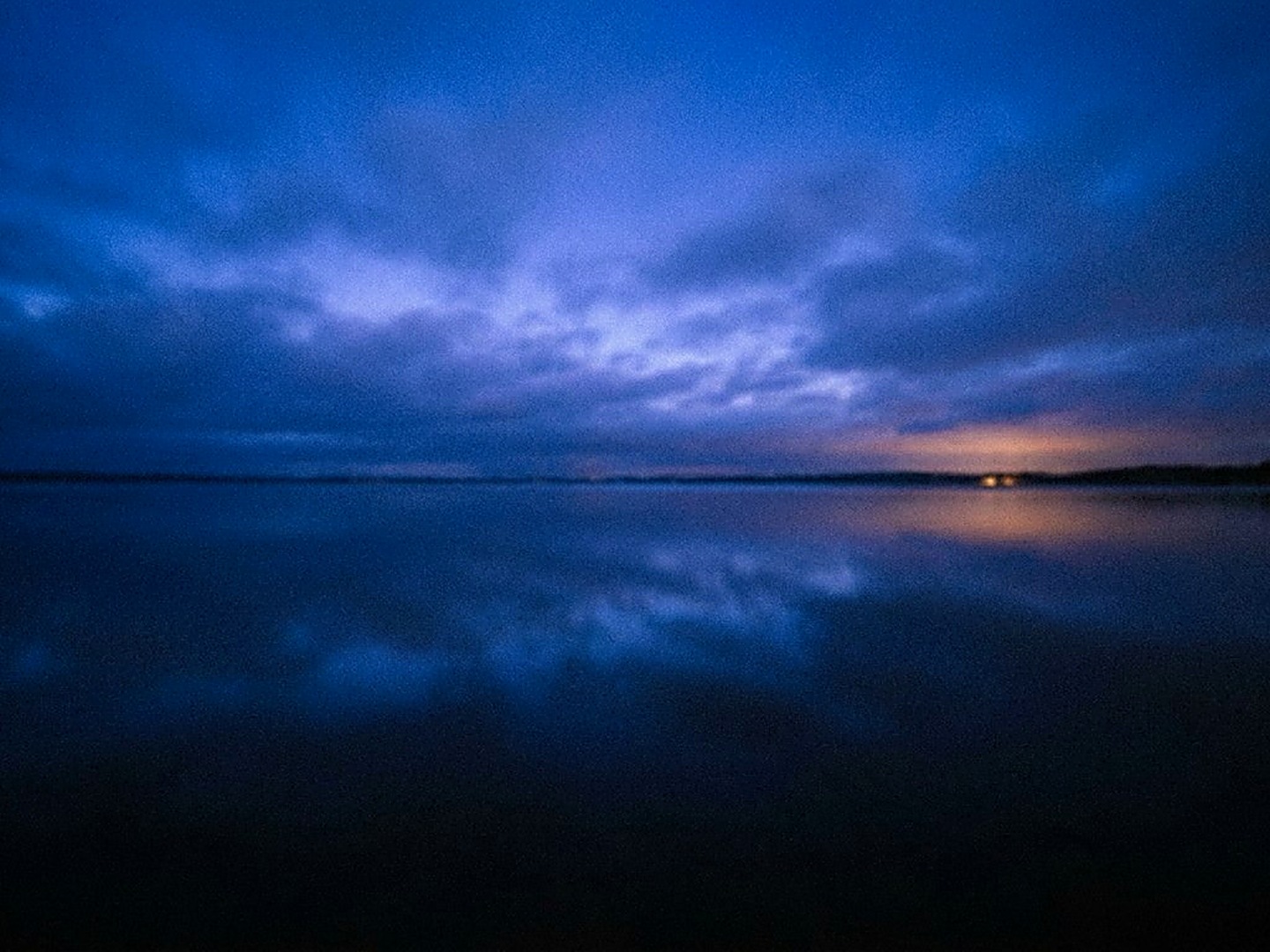 Atmospheric photographic frame — dusk horizon